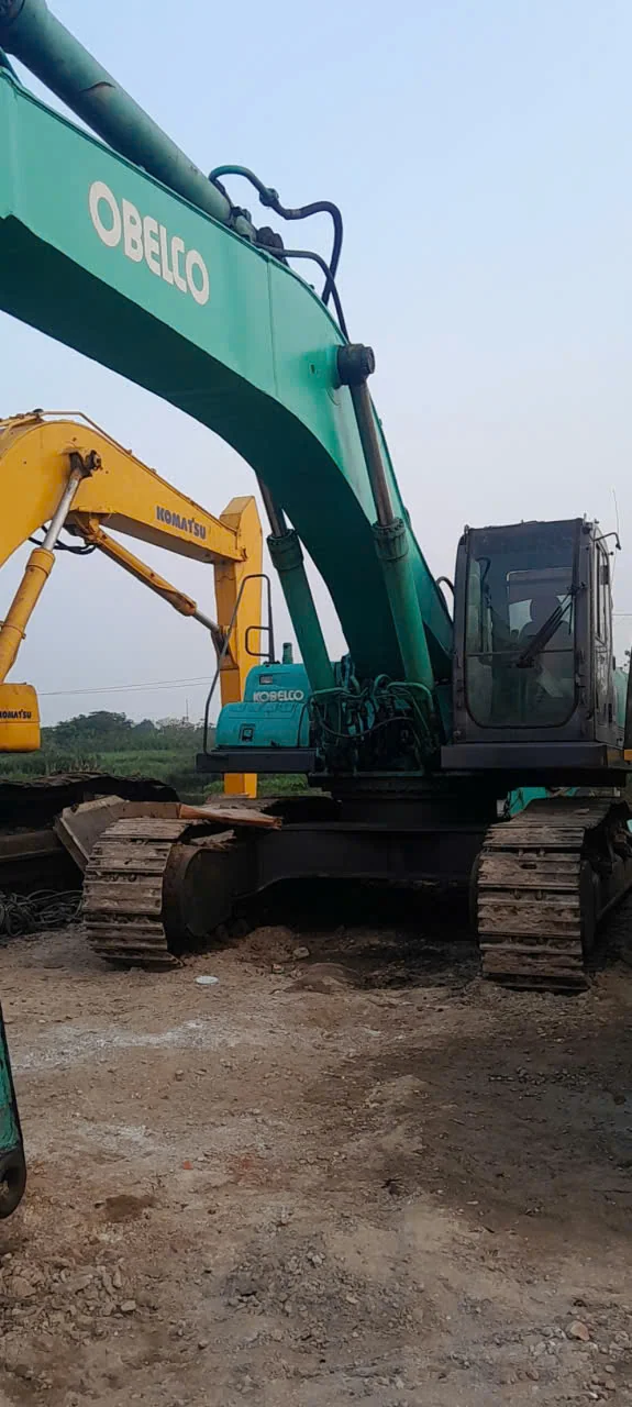 Máy xúc điện Komatsu PC200 tại xưởng Ninh Bình
