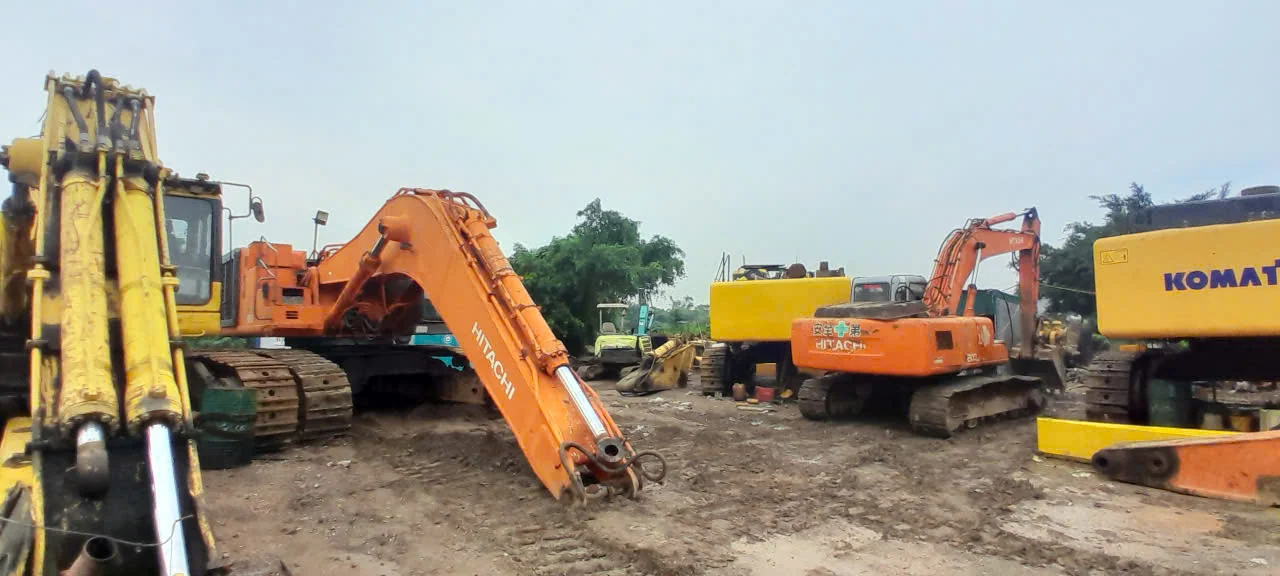Máy Xúc Xích Tải Nặng Bến Cảng